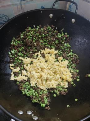 再倒入炒好的鸡蛋翻炒均匀！