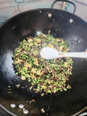 放入一勺盐调味！