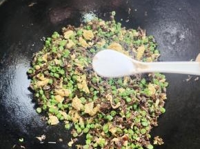 放入一勺盐调味！