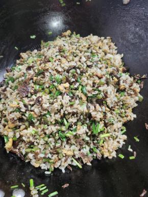 起锅前放入韭菜翻炒均匀即可！妈呀！太香了！一口气吃了两大碗！