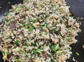 起锅前放入韭菜翻炒均匀即可！妈呀！太香了！一口气吃了两大碗！