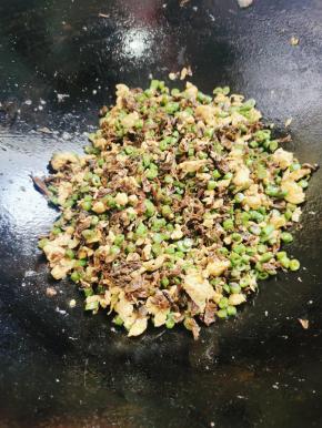 再放入适量的鸡精翻炒均匀即可！