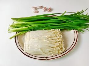 准备好金针菇与韭菜。