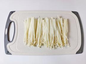 把金针菇洗干净，切去前面部分。