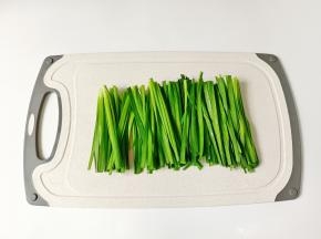 韭菜摘洗干净，切成长段。