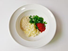 把蒜泥，芝麻，葱花，辣椒粉放一起。