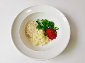 把蒜泥，芝麻，葱花，辣椒粉放一起。