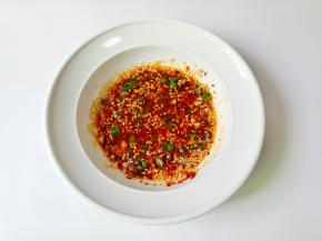 淋上热油激发香味。