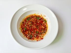 淋上热油激发香味。