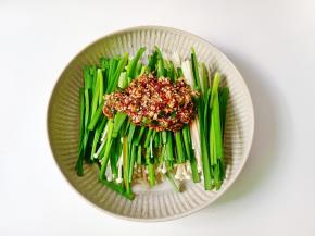 把料汁放在蔬菜上。