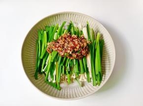 把料汁放在蔬菜上。