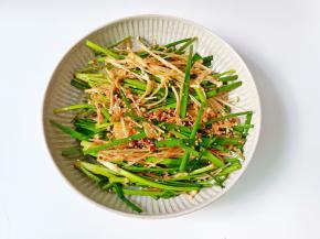 戴上手套抓拌均匀。