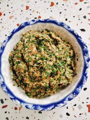 昨天包饺子剩下的韭菜猪肉馅儿还有一大碗！今天拿来做冰花生煎包吃！【猪肉馅儿里放入生抽，蚝油，十三香，胡椒粉，盐，鸡精，鸡蛋，生姜粉，顺时针方向搅拌均匀成粘稠上劲儿的状态。再加入适量的韭菜和香油搅拌均匀，调成韭菜猪肉馅儿！】