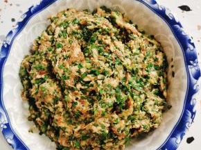 昨天包饺子剩下的韭菜猪肉馅儿还有一大碗！今天拿来做冰花生煎包吃！【猪肉馅儿里放入生抽，蚝油，十三香，胡椒粉，盐，鸡精，鸡蛋，生姜粉，顺时针方向搅拌均匀成粘稠上劲儿的状态。再加入适量的韭菜和香油搅拌均匀，调成韭菜猪肉馅儿！】