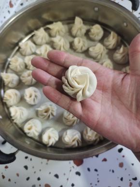 看看漂亮吧？像不像一朵玫瑰花？刚好今天七夕情人节，赶紧学会了，给心爱的他【她】包一点尝尝吧！