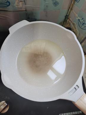 平底锅烧热，放入少许油！【也可以用电饼铛来做！】