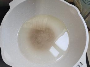 平底锅烧热，放入少许油！【也可以用电饼铛来做！】