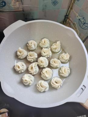 放入包好的生煎包胚！中小火煎！