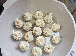 放入包好的生煎包胚！中小火煎！