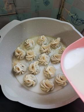 倒入调好的面粉水！