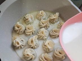 倒入调好的面粉水！