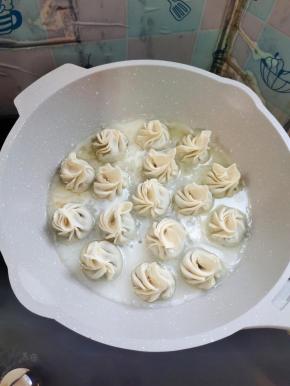 面粉水刚好没过生煎包的一半就可以了！