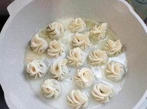 面粉水刚好没过生煎包的一半就可以了！