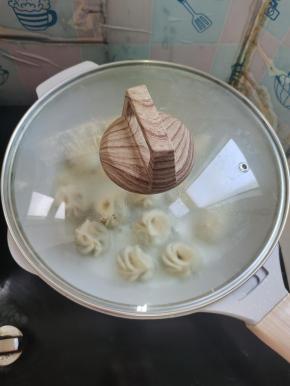 盖上盖子，中火焖8分钟左右！