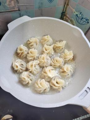 水快干了，淋少许食用油！再中小火收干水分！