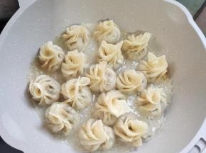 水快干了，淋少许食用油！再中小火收干水分！