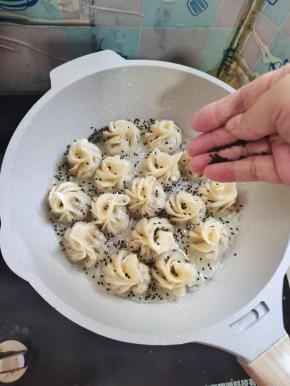 撒适量的黑芝麻！