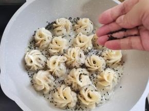 撒适量的黑芝麻！