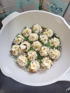 起锅前放入适量的葱花即可！