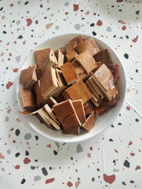 豆干清洗干净，沥干水分，切成小块备用！