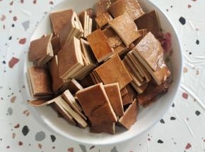 豆干清洗干净，沥干水分，切成小块备用！