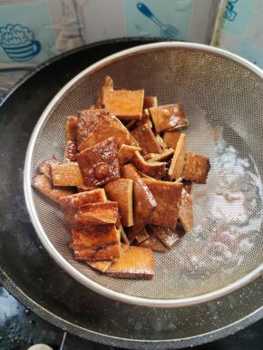 炸至豆干微微起泡，即可捞出控油备用！