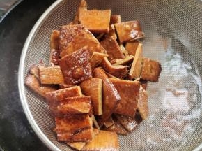 炸至豆干微微起泡，即可捞出控油备用！