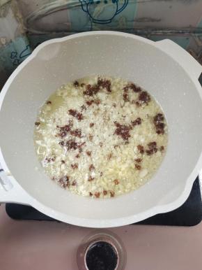 起锅烧油，放入姜末蒜末，花椒爆香！