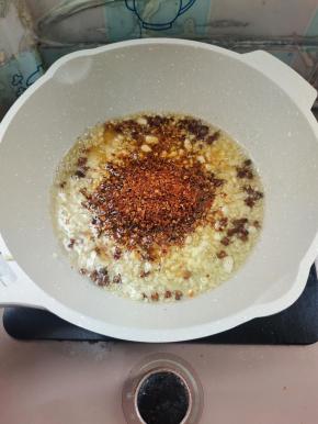 再放入一大勺辣椒面搅拌均匀！