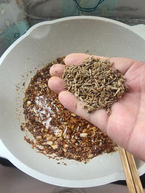 再放入孜然粒！