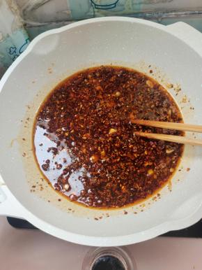 炒香以后再放入一勺蚝油，一勺蒸鱼豉油搅拌均匀！