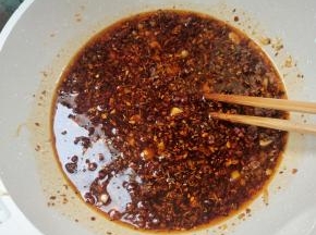 炒香以后再放入一勺蚝油，一勺蒸鱼豉油搅拌均匀！