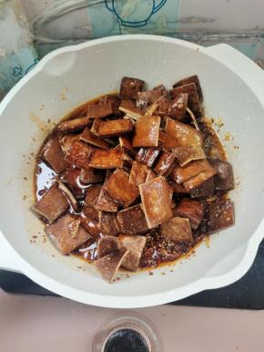 放入炸好的豆干翻炒均匀！