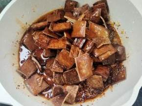 放入炸好的豆干翻炒均匀！