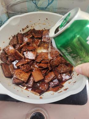 放入适量的啤酒增香！