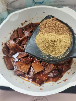 再放入一大勺孜然粉，一勺花椒面翻炒均匀！