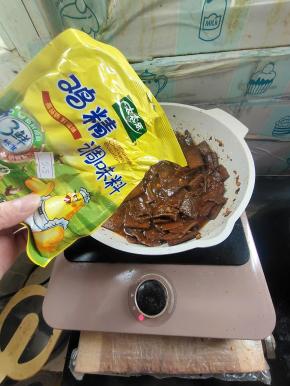 放入适量的鸡精，全程小火翻炒，以免糊锅！