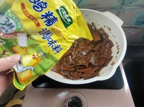 放入适量的鸡精，全程小火翻炒，以免糊锅！