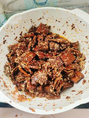 起锅前放入适量的熟白芝麻即可食用！