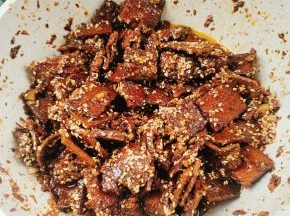 起锅前放入适量的熟白芝麻即可食用！
